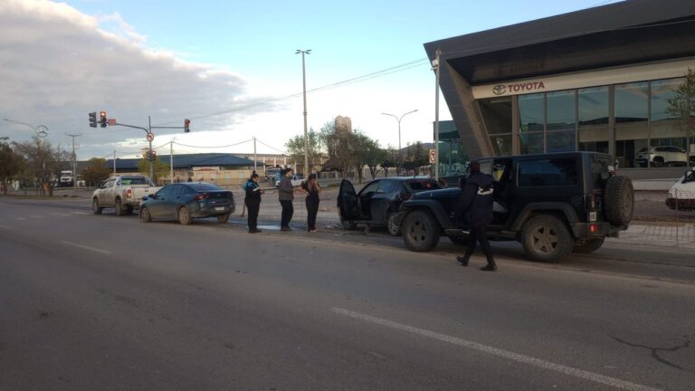 Avenida Hipólito Yrigoyen y calle Estados Unidos, zona sur de Comodoro Rivadavia, lugar del choque múltiple
