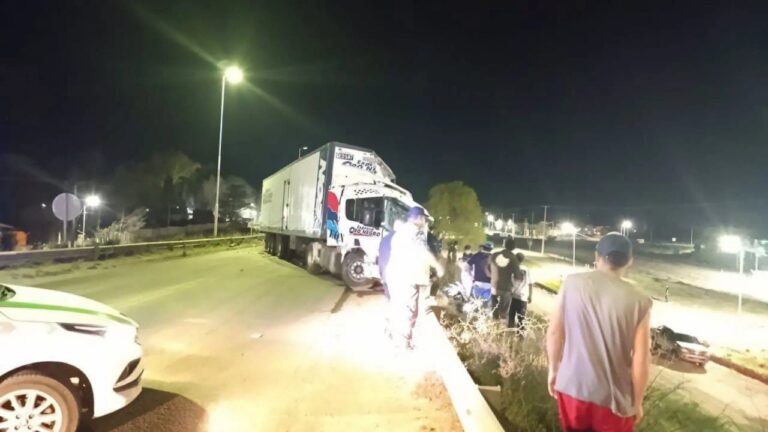 Ruta Nacional 22 en el límite entre Río Negro y La Pampa, donde chocaron dos camiones