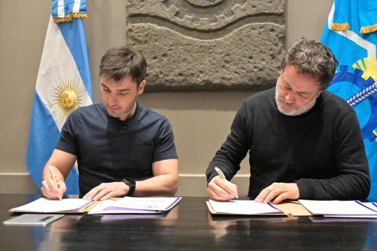 Firma de convenio entre el gobernador Ignacio Torres y Gastón Pauls en Casa de Gobierno