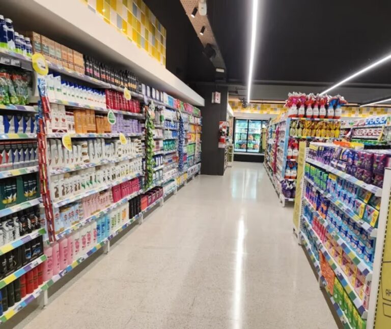 Supermercado cerrado con cartel de feriado por Día del Empleado de Comercio