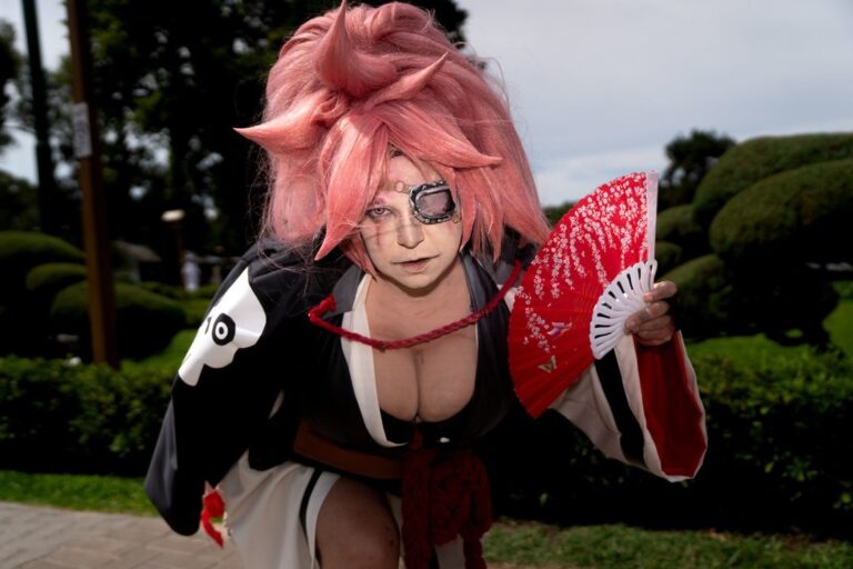 Jóvenes participando en un concurso de cosplay de manga y animé