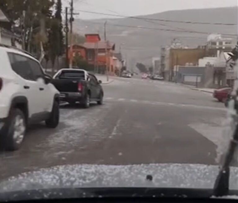 Granizo y nieve en las calles de Comodoro Rivadavia durante la mañana del lunes