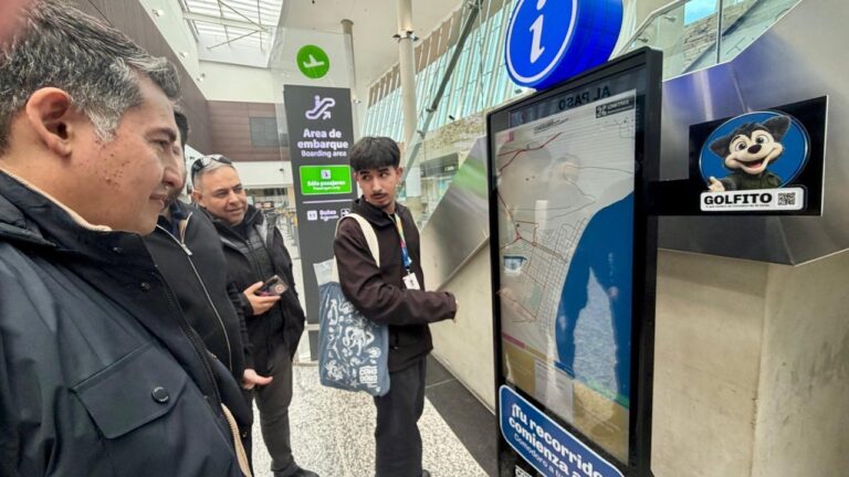 Tótem interactivo de información turística en el Aeropuerto Internacional General Mosconi de Comodoro Rivadavia