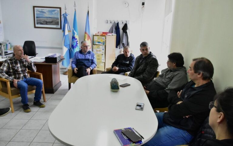Intendente Othar Macharashvili junto a dirigentes deportivos en la reunión donde se decidió suspender la Expo Deportes 2026