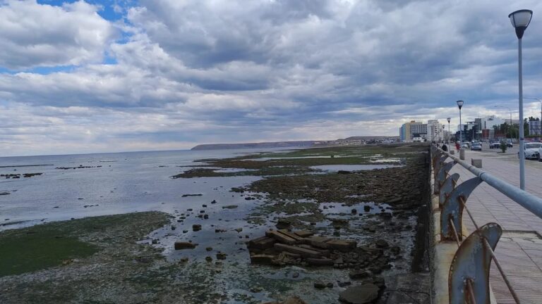 Vista de Comodoro Rivadavia con cielo nublado y viento