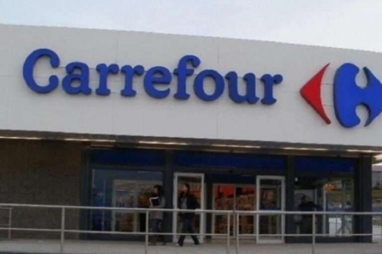 Fachada de un hipermercado Carrefour en Neuquén, escenario del robo con martillo ocurrido en diciembre de 2025