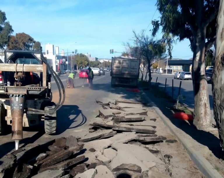Máquinas viales trabajando en la reparación de baches en la avenida Hipólito Yrigoyen de Comodoro Rivadavia