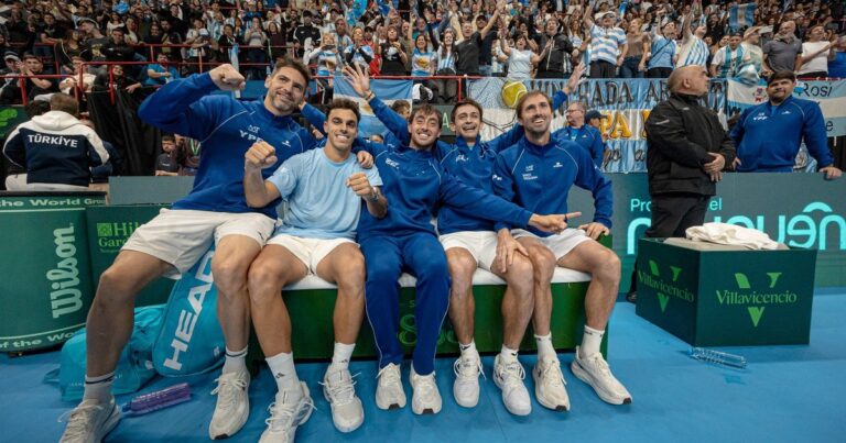 Equipo argentino de Copa Davis celebrando en Neuquén