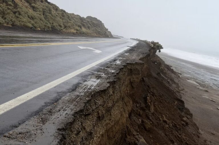 Ruta Nacional 3 con equipos viales trabajando en la reparación de una alcantarilla socavada en la zona de La Lobería, entre Caleta Olivia y Comodoro Rivadavia