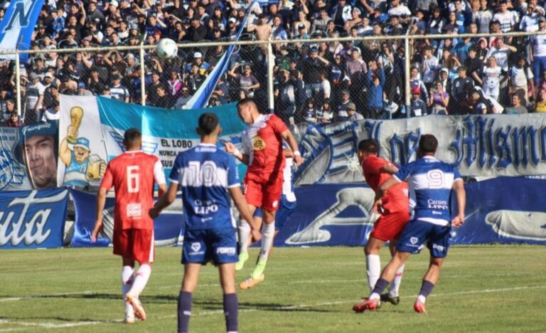 Estadio de fútbol de Comodoro Rivadavia durante un partido del Torneo Regional Federal Amateur