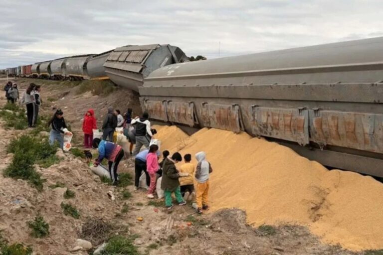 Vagones de tren de carga descarrilados en Chichinales