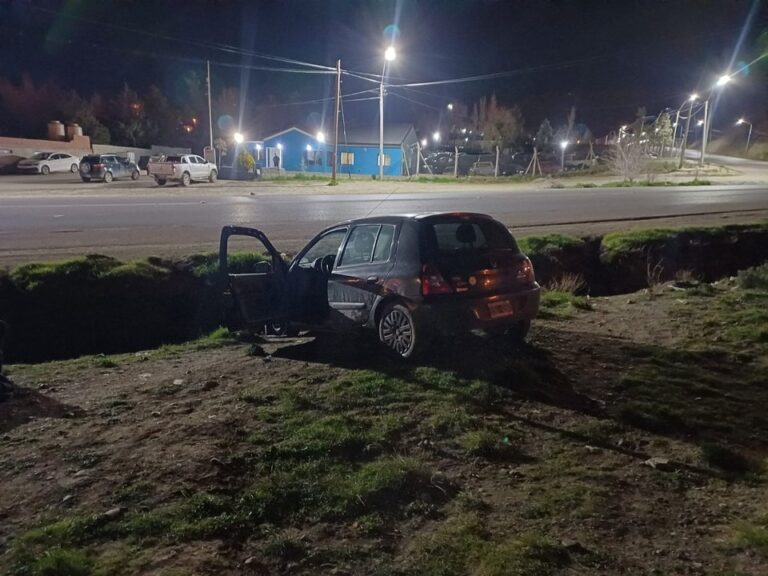 Auto despistado en barrio San Cayetano de Comodoro Rivadavia