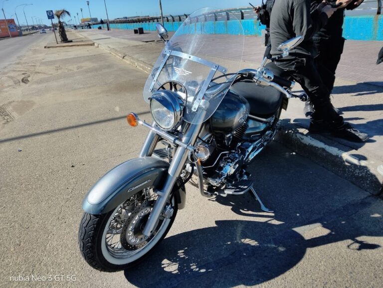 Moto en el Paseo Costero de Comodoro Rivadavia