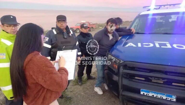 Toyota Hilux interceptada por la Policía Caminera en la Ruta Nacional N° 3, acceso norte a Caleta Olivia