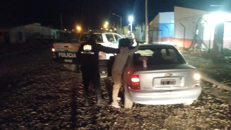 Móvil policial en la ciudad de Sarmiento