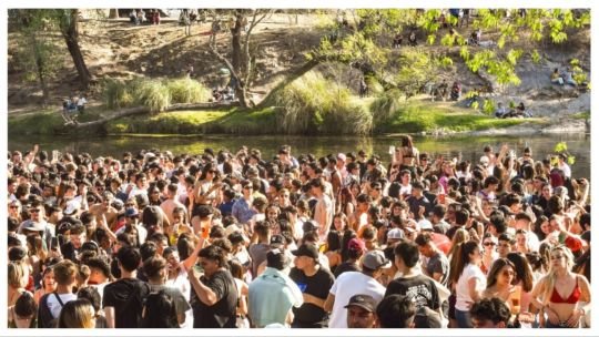 Grupo de jóvenes realizando un pic-nic al aire libre en un parque de Córdoba