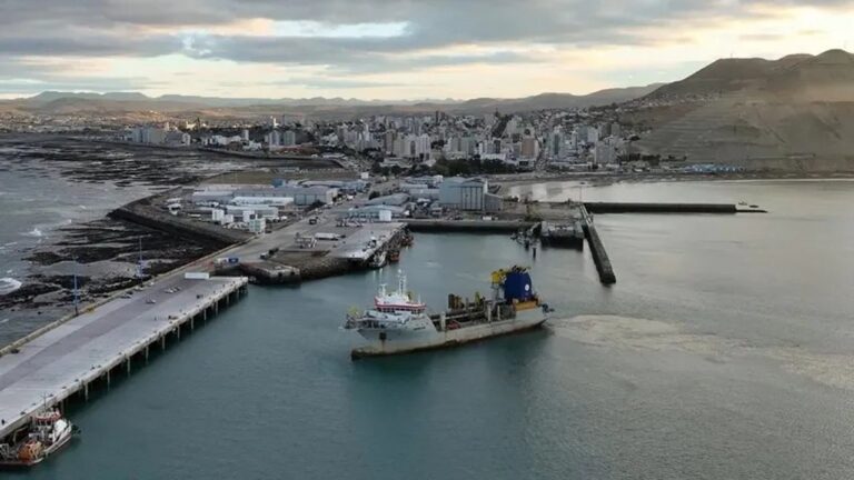 Vista del puerto de Rawson con embarcaciones pesqueras