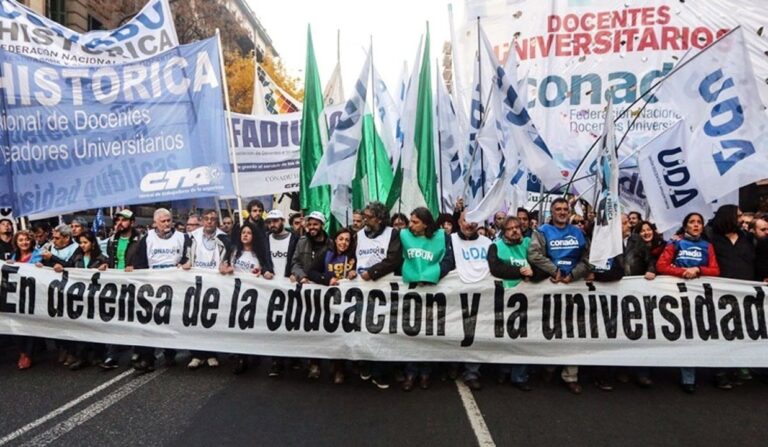 Docentes universitarios durante una protesta por recomposición salarial