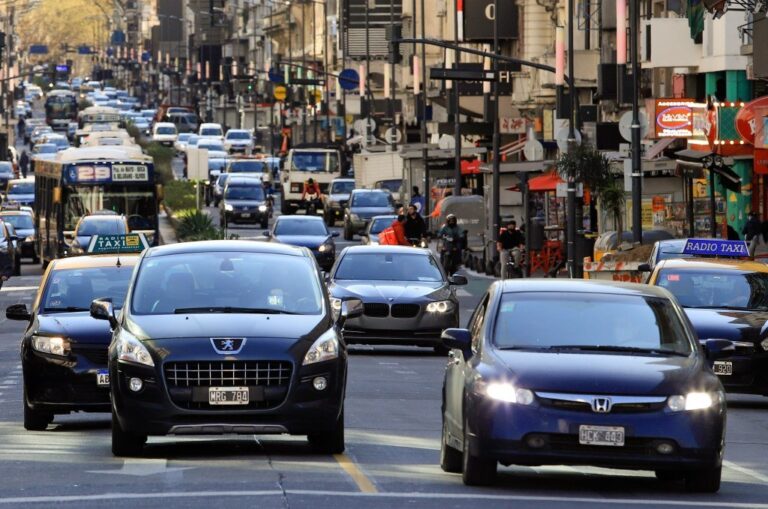 Auto circulando por una avenida de la Ciudad de Buenos Aires