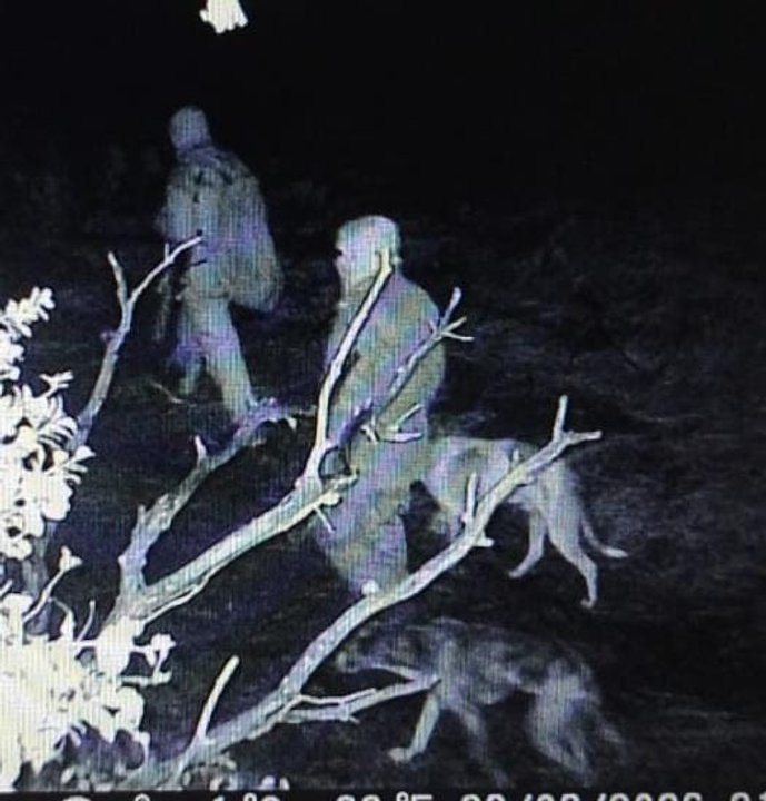 Personal policial durante allanamiento en Trevelin por caza furtiva