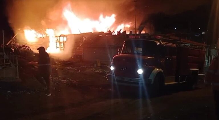 Incendio en Río Turbio: vivienda y taller destruidos por el fuego