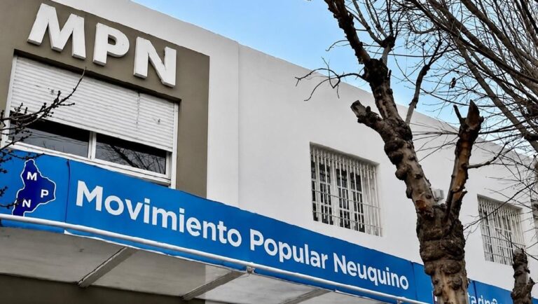 Logo del Movimiento Popular Neuquino (MPN) en un acto partidario