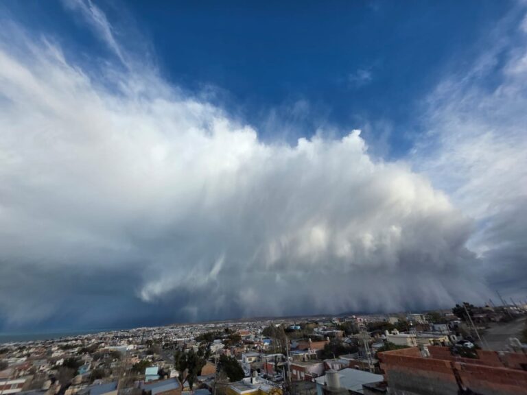 Imagen satelital del océano Pacífico mostrando anomalías de temperatura superficial asociadas a El Niño