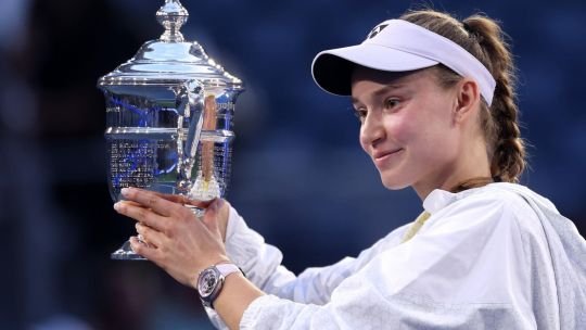 Elena Rybakina durante un partido de tenis