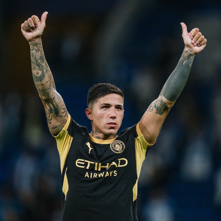 Enzo Fernández con la camiseta del Manchester City