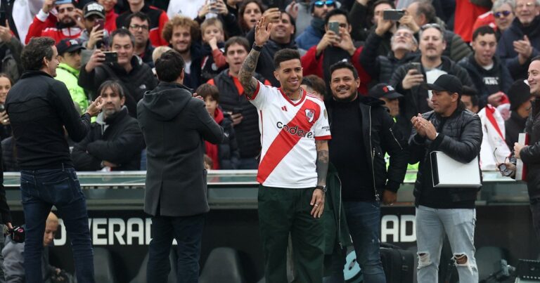 Enzo Fernández con la camiseta de River