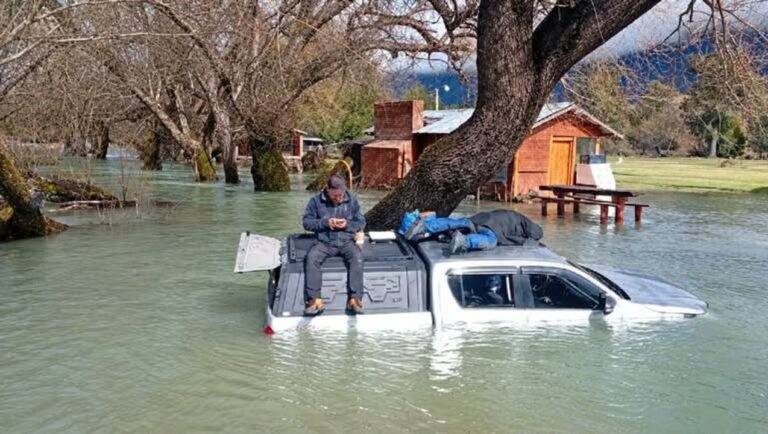 Camioneta de equipo periodístico de TN sumergida en la crecida del Río Manso