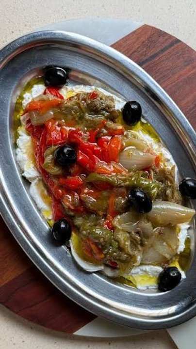 Escalivada, ensalada de berenjenas, morrones y cebollas asadas