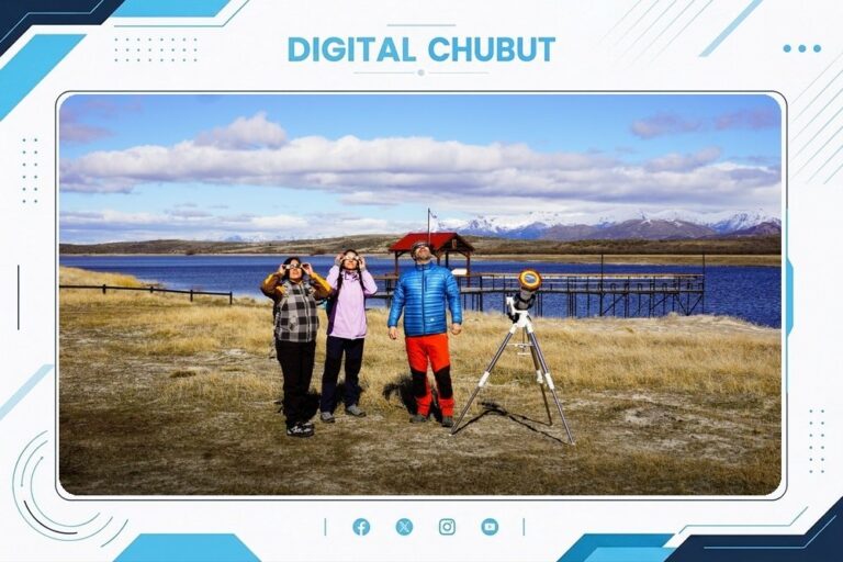 Vista panorámica de Esquel con montañas y cielo despejado, promocionando el Eclipse Solar 2027
