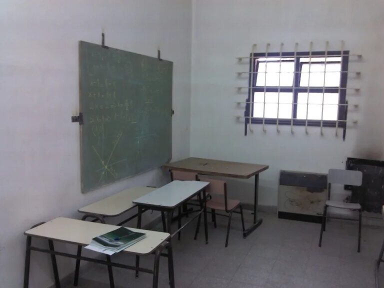 Fachada de la Escuela Nº 758 de Esquel, donde ocurrió el incidente con gas pimienta