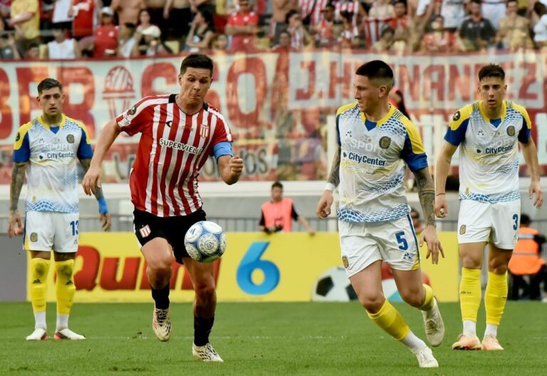 Estudiantes de La Plata durante un partido en el Estadio Único Madre de Ciudades de Santiago del Estero