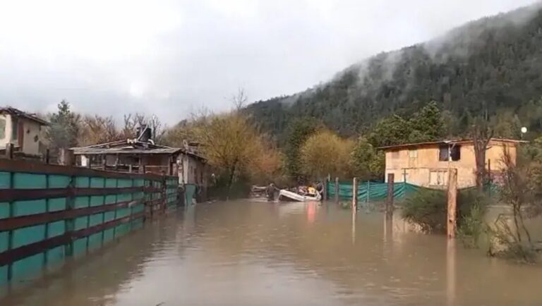 Equipos de emergencia durante la evacuación en Lago Puelo