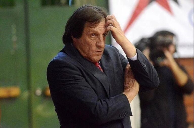 Carlos El Loco Iglesias en una cancha de básquet