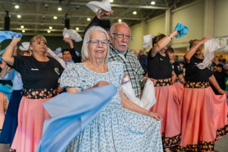 Festival Regional de Adultos Mayores Folclore sí penas no en Comodoro