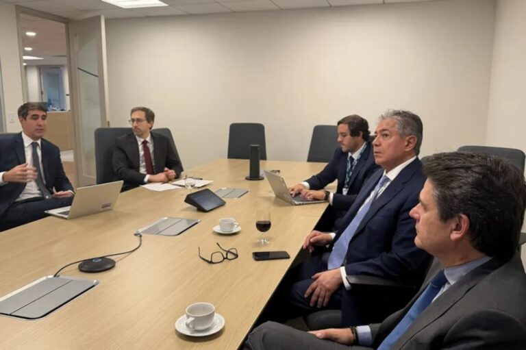 Rolando Figueroa en reunión con representantes del BID y Banco Mundial
