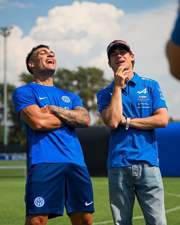 Franco Colapinto y Lautaro Martínez posando juntos en el predio del Inter de Milán