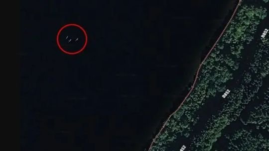 Imagen satelital del Lago Ness con tres formas alargadas bajo la superficie