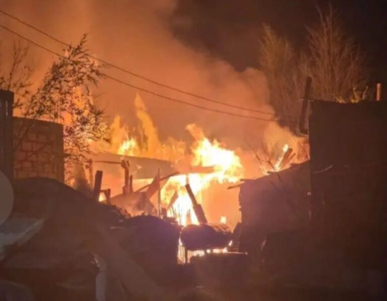 Vivienda destruida por incendio en Añelo
