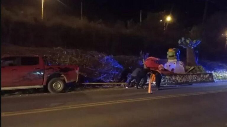 Carroza estudiantil volcada en la vía pública tras el accidente que causó la muerte de un hombre de 29 años en San Salvador de Jujuy
