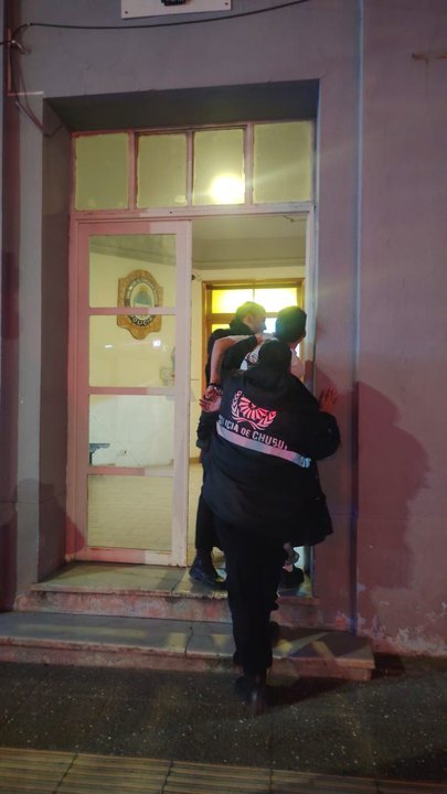 Policía en la vía pública durante la noche