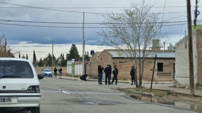 Móvil policial en la escena del crimen en Cutral Co