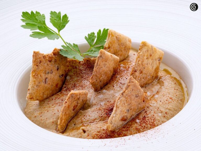 Hummus de berenjena asada con crackers de nuez