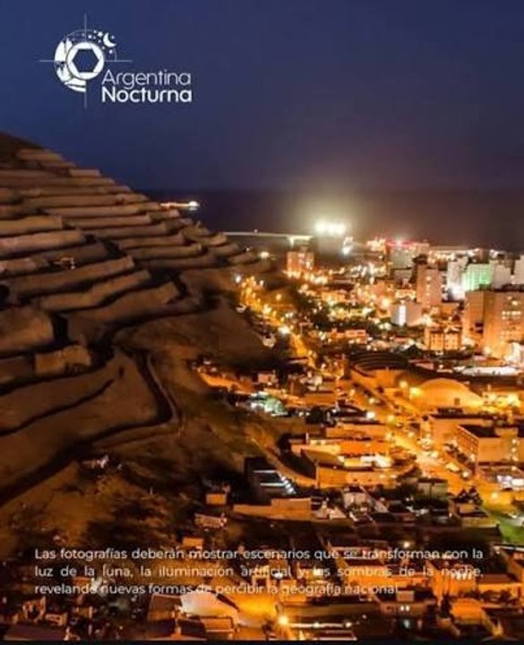 Fotografía nocturna de un paisaje argentino con montañas y cielo estrellado