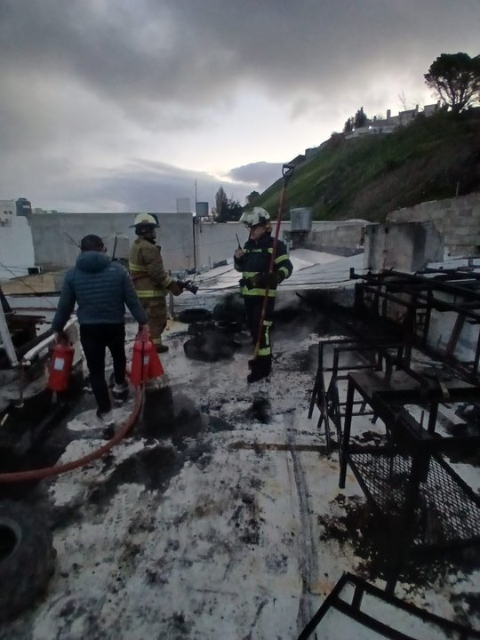 Techo de una concesionaria de motos donde se produjo un incendio de cubiertas en Comodoro Rivadavia