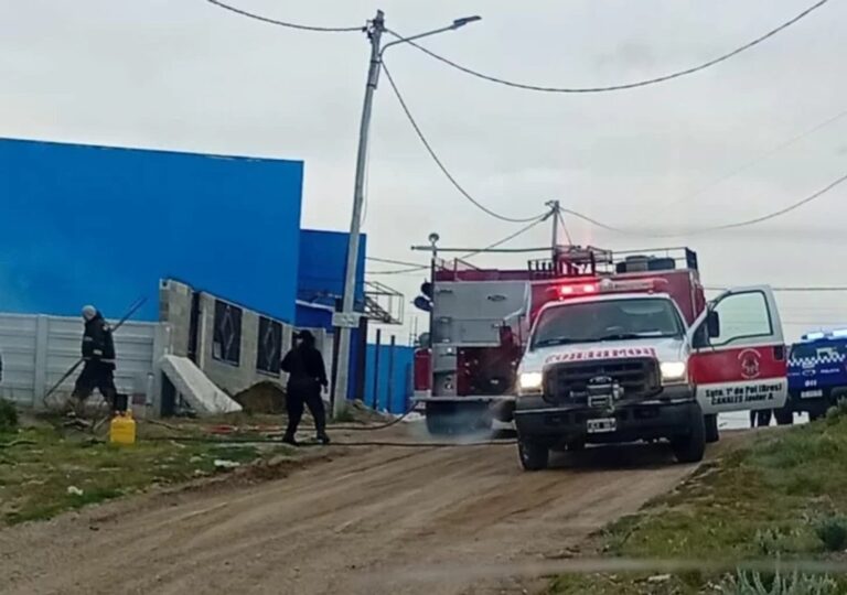 Vivienda de chapa destruida por un incendio en Puerto Deseado