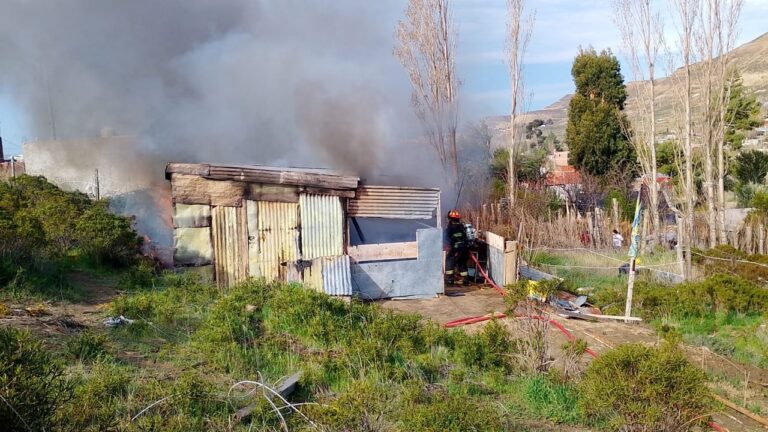 Construcción de chapa destruida por un incendio en el barrio Manantial Rosales de Comodoro Rivadavia